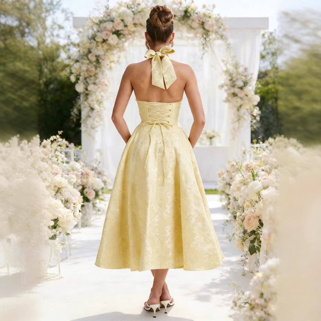 Robe de mariée élégante pour femmes avec un col halter sophistiqué et une jupe fluide Levoire