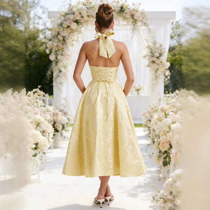 Robe de mariée élégante pour femmes avec un col halter sophistiqué et une jupe fluide Levoire
