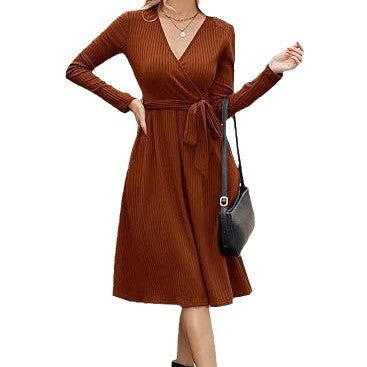 Robe portefeuille pour femme avec des rayures verticales élégantes et une ceinture ajustable Levoire