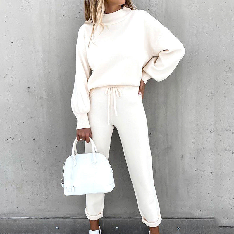 Ensemble de survêtement pour femmes avec une coupe moderne, un haut à col montant et un pantalon élastique Levoire