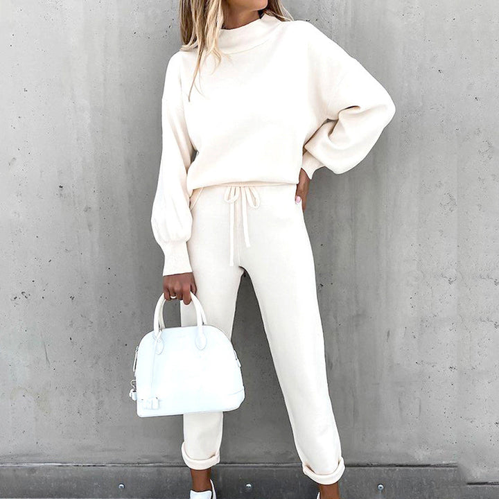 Ensemble de survêtement pour femmes avec une coupe moderne, un haut à col montant et un pantalon élastique Levoire
