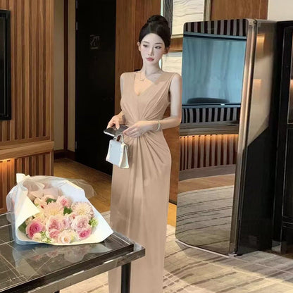 Levoire | Magnifiquement conçu robe à encolure en V plissée irrégulière