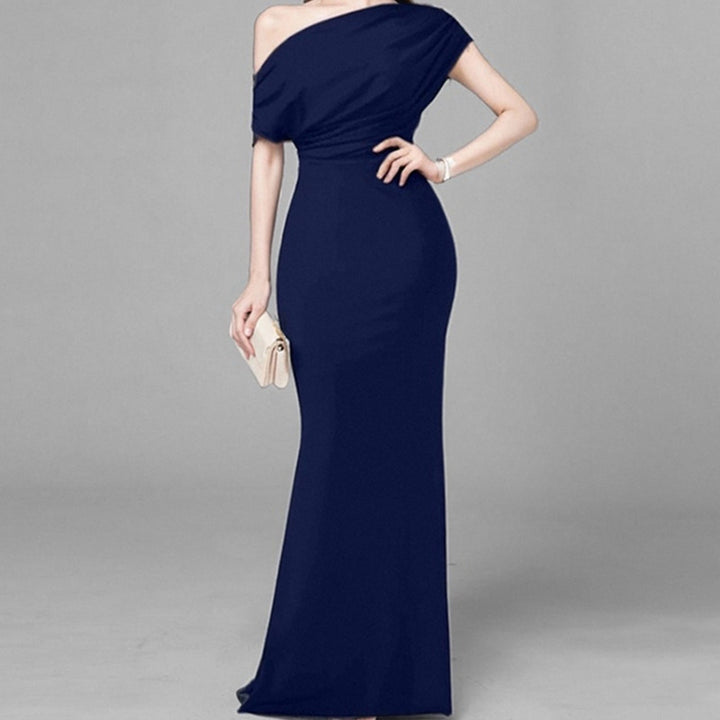 Robe maxi élégante pour femme avec décolleté asymétrique et coupe ajustée Levoire