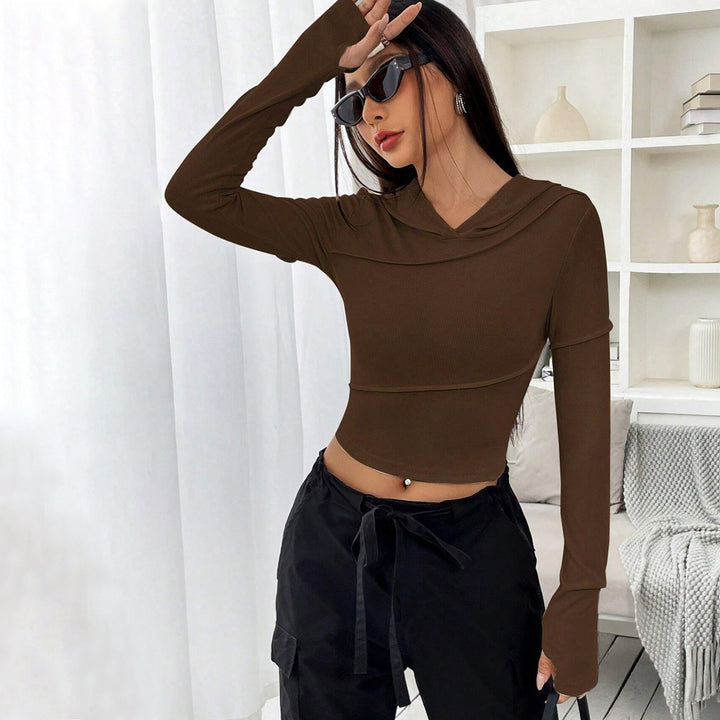 Top court pour femmes avec un design élégant de hoodie et manches longues Levoire