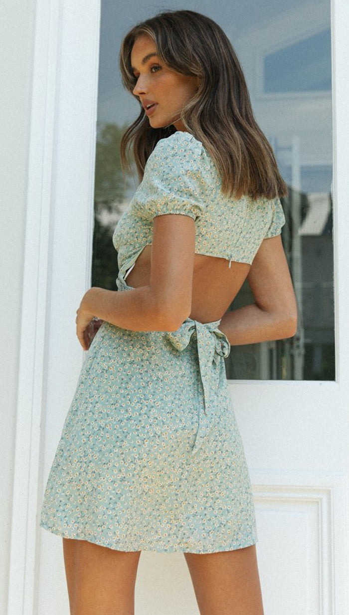 Robe d'été courte pour femmes avec découpe romantique au dos et manches bouffantes Levoire
