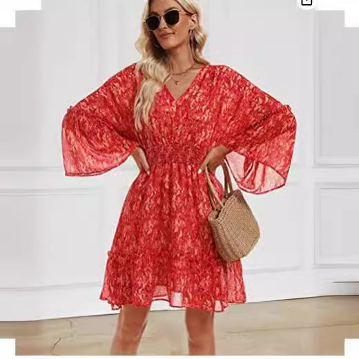 Robe décontractée pour femmes avec une silhouette aérienne et un design floral Levoire