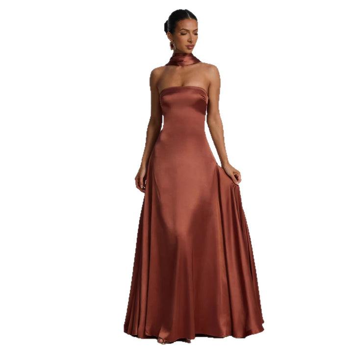 Robe de soirée sans bretelles élégante pour femmes en tissu semblable à du satin avec jupe fluide Levoire