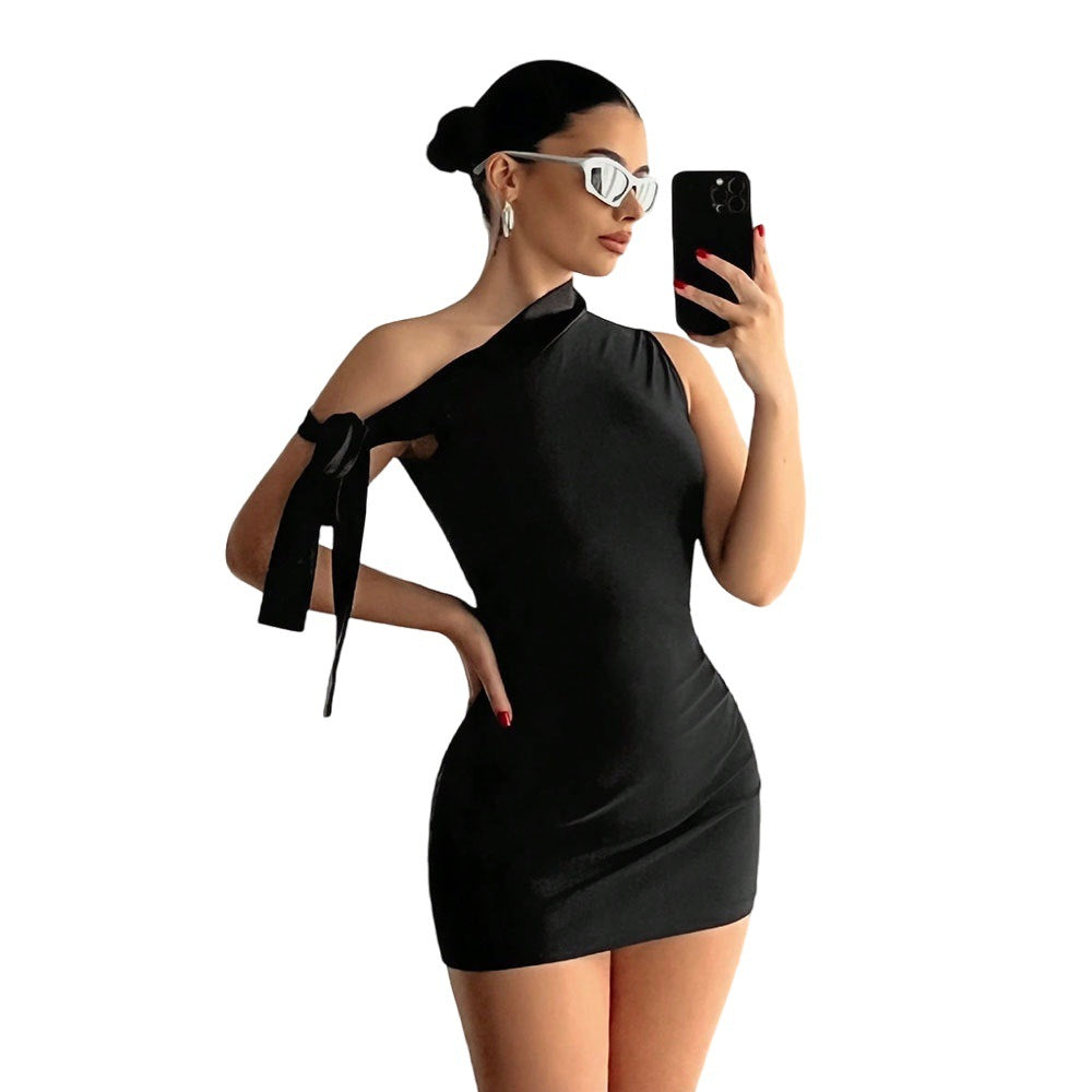 Robe mini féminine avec décolleté asymétrique et détail de nœud tendance Levoire
