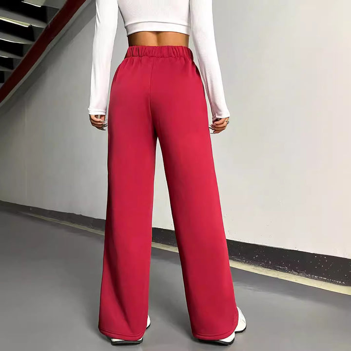 Pantalons d'entraînement pour femmes dans une coupe moderne avec des rayures latérales Levoire