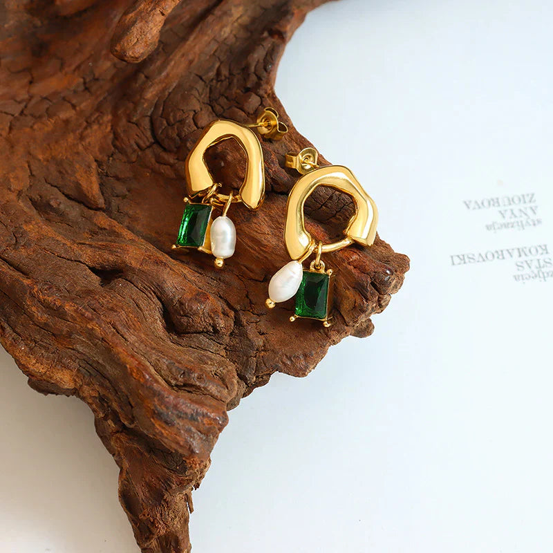 Levoire | Boucles D'Oreilles Géométriques En Émeraude Avec Détail De Perles