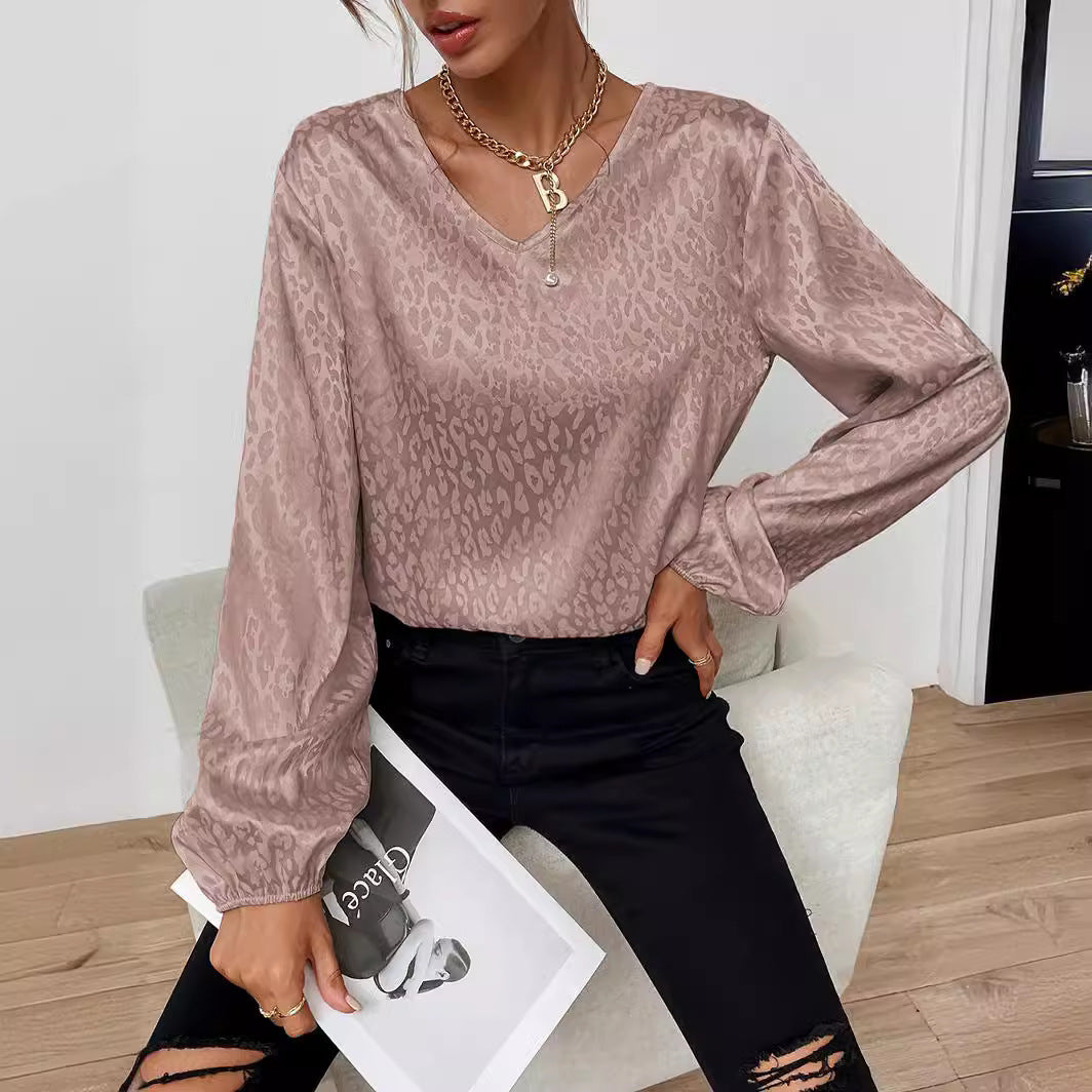 Blouse élégante pour femmes avec un col en V moderne et un motif orné Levoire