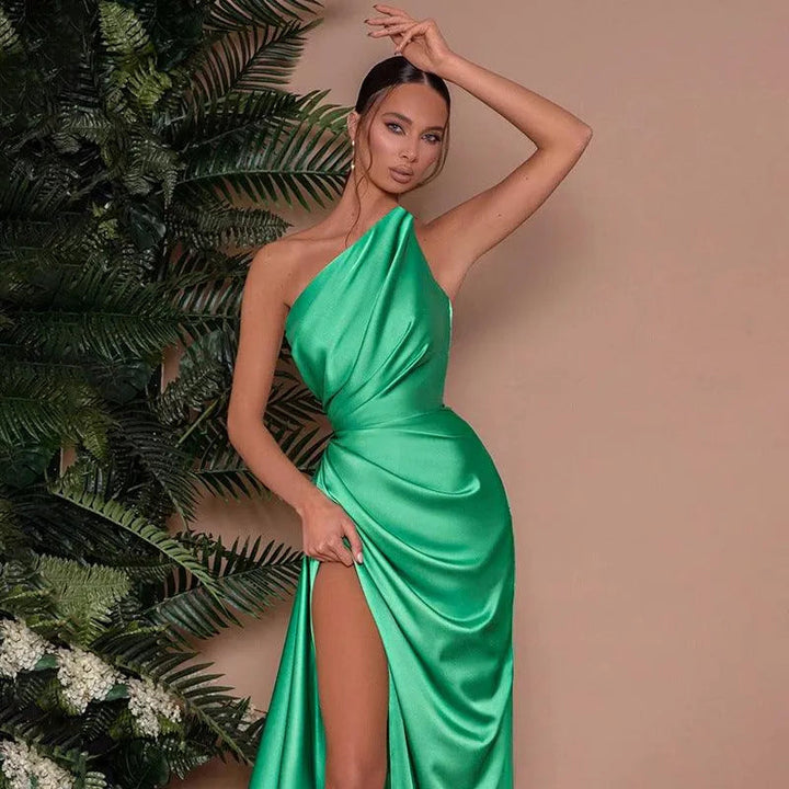 Levoire | Robe femme en satin avec décolleté et bretelle asymétrique