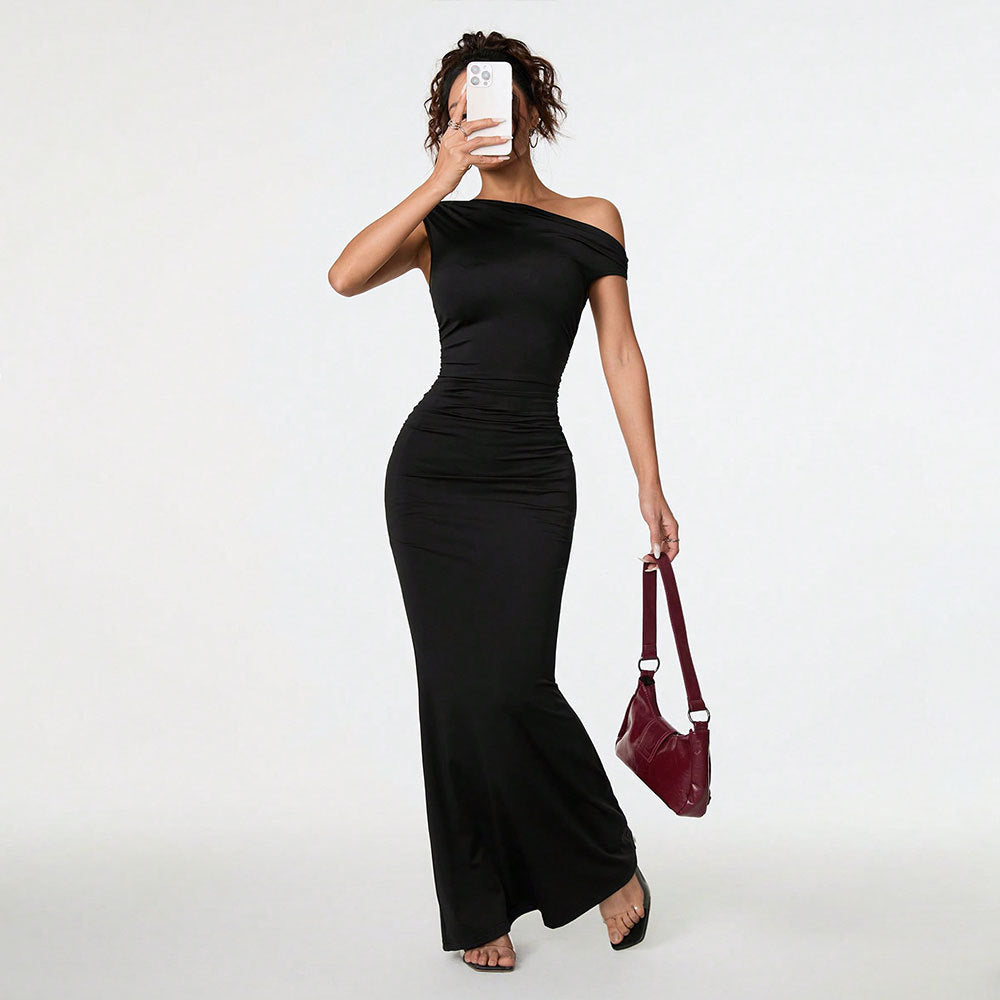 Robe enveloppante ajustée pour femmes avec design dénudé des épaules et détails de volants élégants Levoire