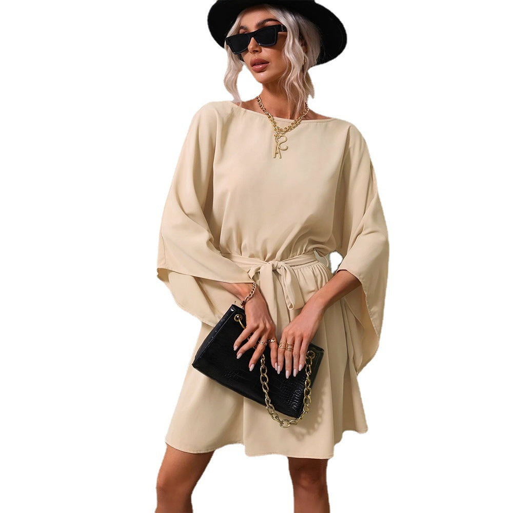 Robe minuscule pour femmes avec large manche chauve-souris et ceinture à la taille Levoire