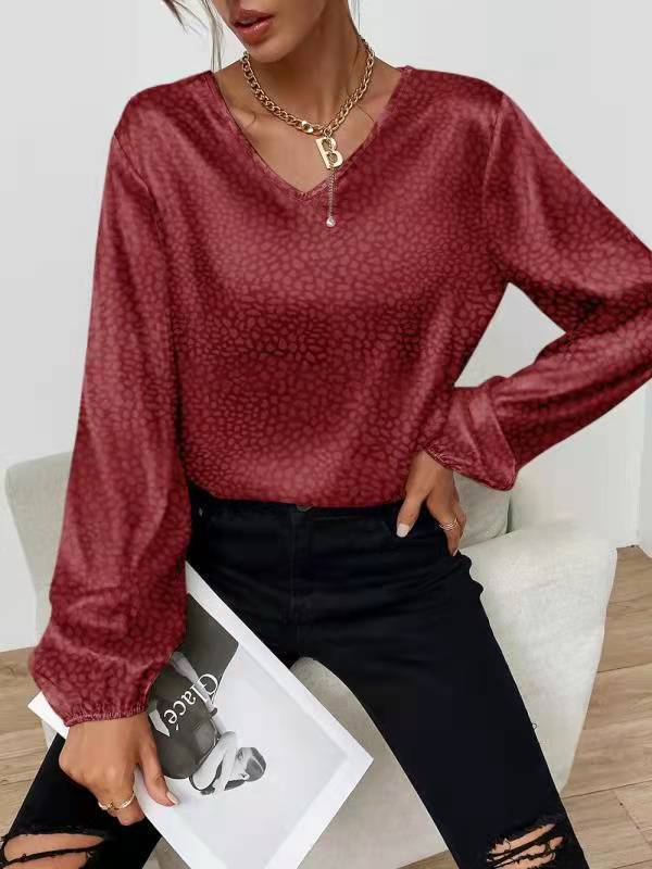 Blouse élégante pour femmes avec un col en V moderne et un motif orné Levoire