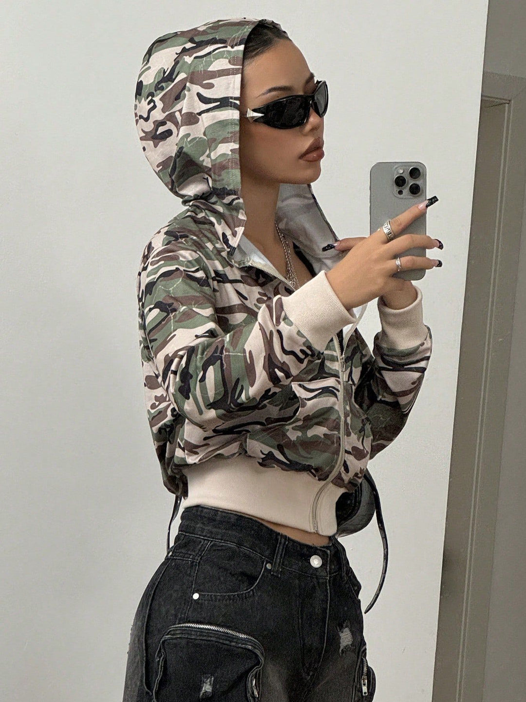 Veste à capuche courte pour femmes en style camouflage moderne Levoire