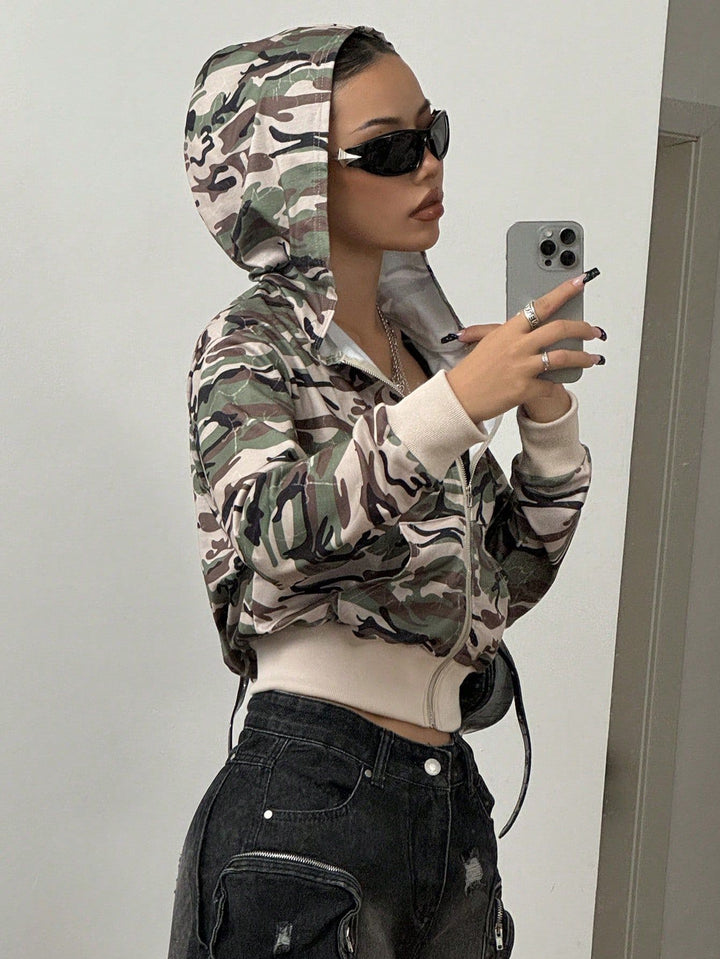 Veste à capuche courte pour femmes en style camouflage moderne Levoire