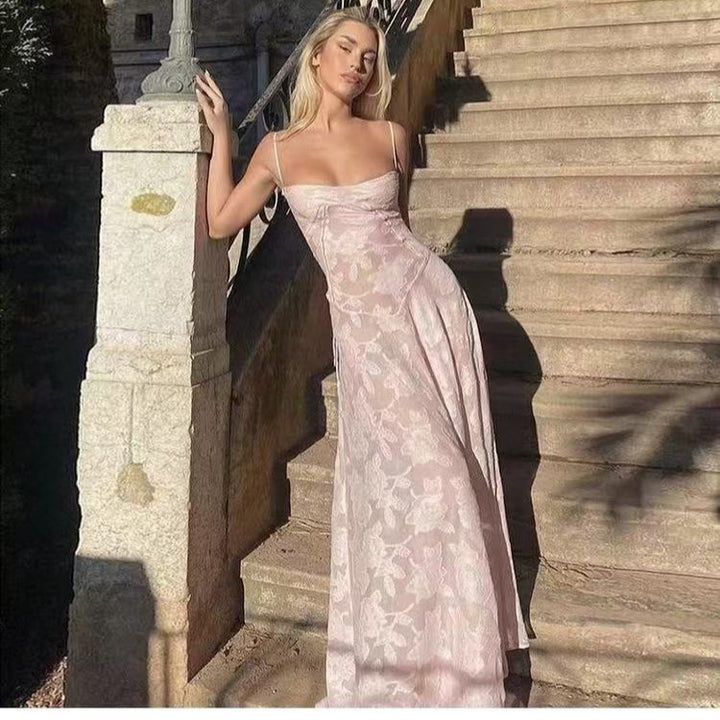 Robe longue en dentelle pour femmes avec un haut en matériau transparent et une coupe élégante Levoire