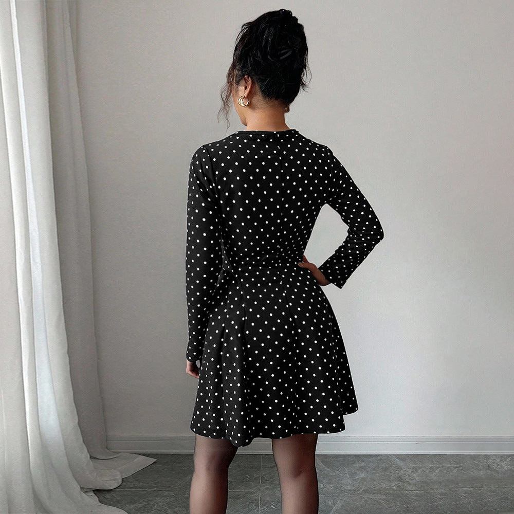 Robe mini pour femmes avec des pois et un élégant décolleté en V Levoire