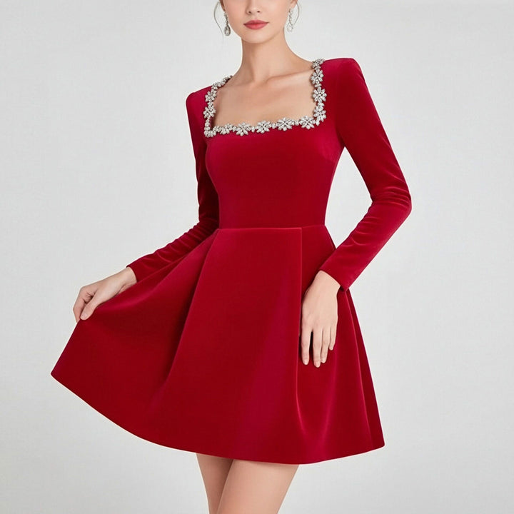Robe de cocktail pour femme avec décolleté carré et délicates embellissements en cristal Levoire
