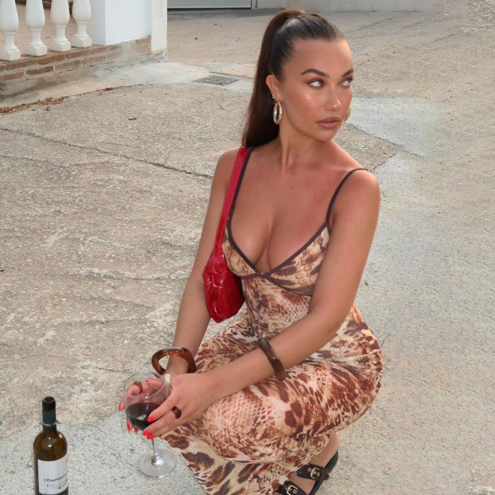 Robe maxi sans manches pour femmes avec imprimé animal chic et coupe près du corps Levoire