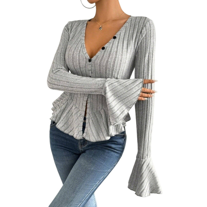Cardigan féminin à la mode avec silhouette cintrée et détails de volants décoratifs Levoire