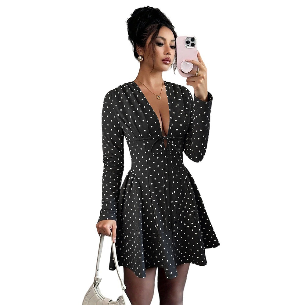 Robe mini pour femmes avec des pois et un élégant décolleté en V Levoire