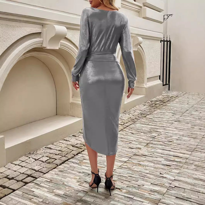 Robe portefeuille pour femmes avec finition satinée lisse et fente séduisante Levoire