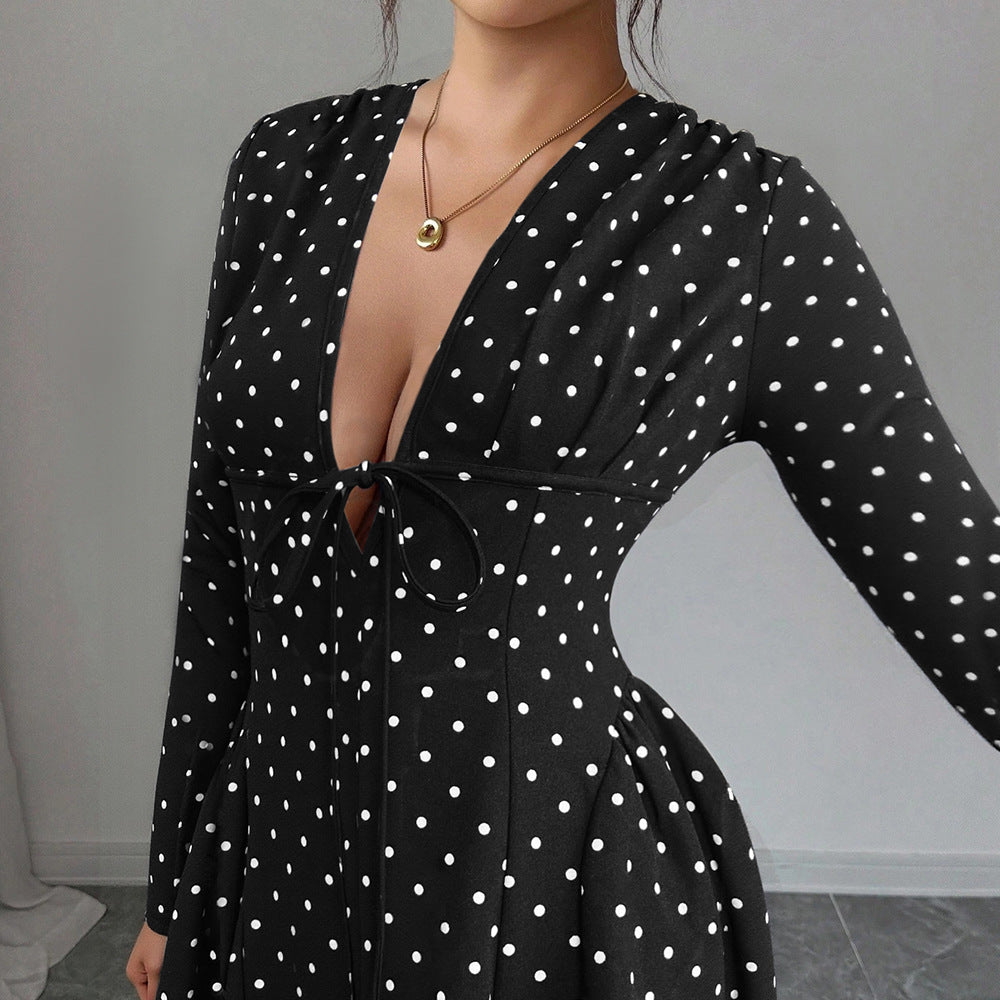 Robe mini pour femmes avec des pois et un élégant décolleté en V Levoire