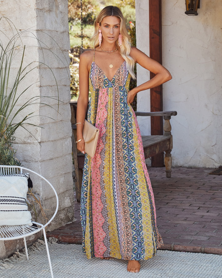 Robe maxi pour femmes avec un motif unique multicolore et des bretelles spaghetti réglables Levoire