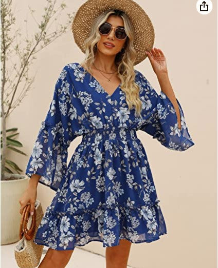 Robe décontractée pour femmes avec une silhouette aérienne et un design floral Levoire