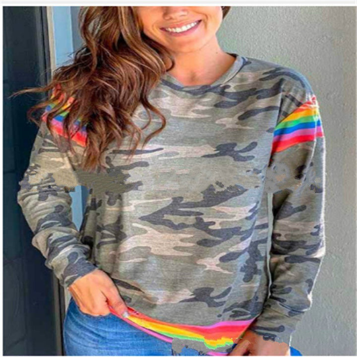 Sweat-shirt pour femmes avec un motif camouflage coloré et des accents arc-en-ciel Levoire
