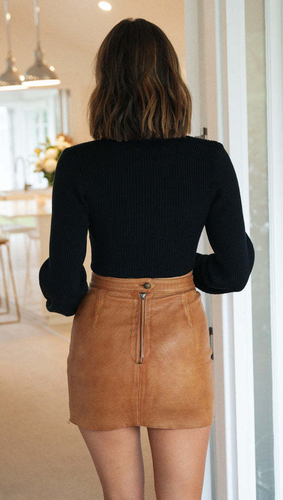 Sweater court élégant pour femmes avec col montant et découpe Levoire