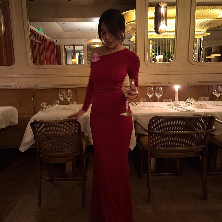 Robe maxi élégante pour femmes avec encolure asymétrique et coupe près du corps Levoire