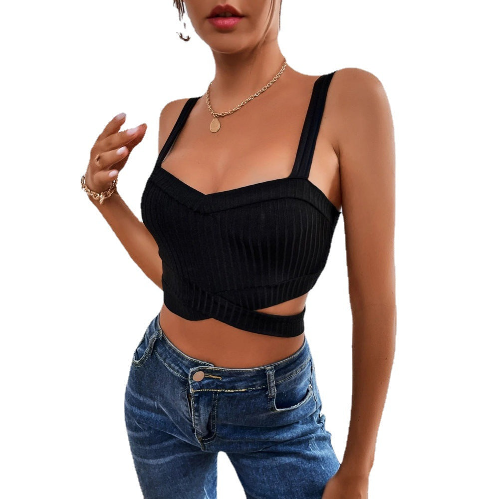 Crop top ajusté pour femmes avec des détails découpés et un design moderne en côtes Levoire