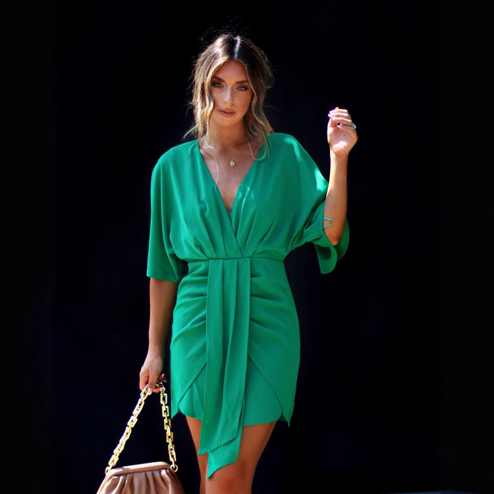 Robe portefeuille élégante pour femmes avec décolleté en V profond et tissu fluide Levoire