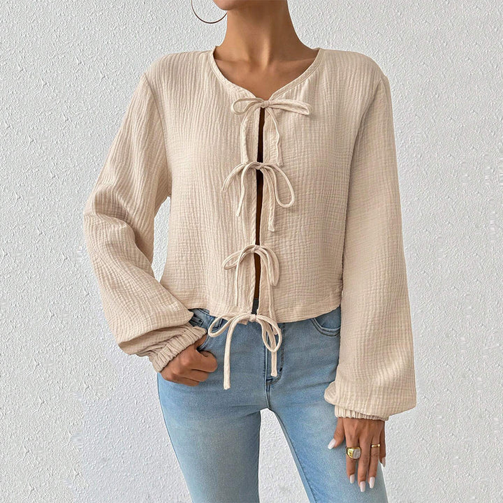 Haut blouse court pour femmes avec des détails de lacets sophistiqués Levoire