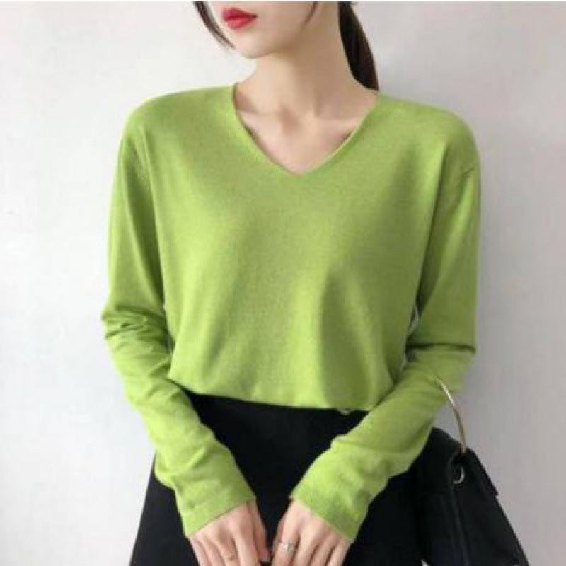 Pull féminin à col en V avec une coupe décontractée et des matériaux doux Levoire