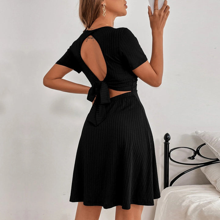 Robe décontractée pour femme avec dos ouvert et détail nœud Levoire