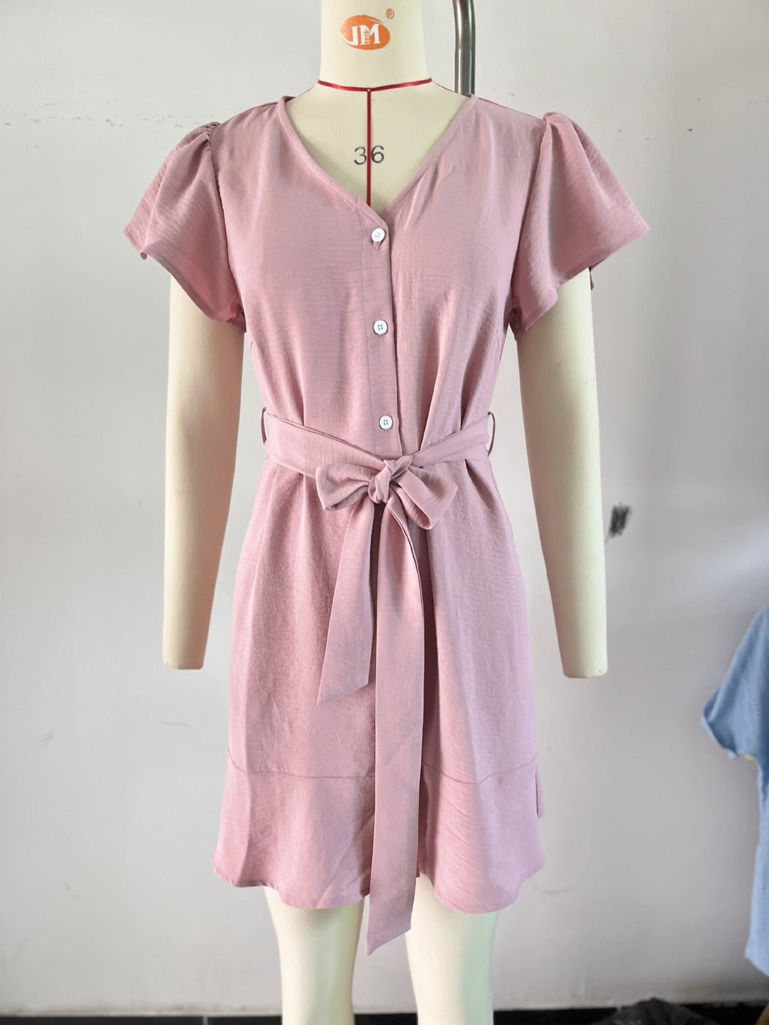 Levoire | Robe pull à manches courtes à conception de ceinture en V élégante Photographie physique