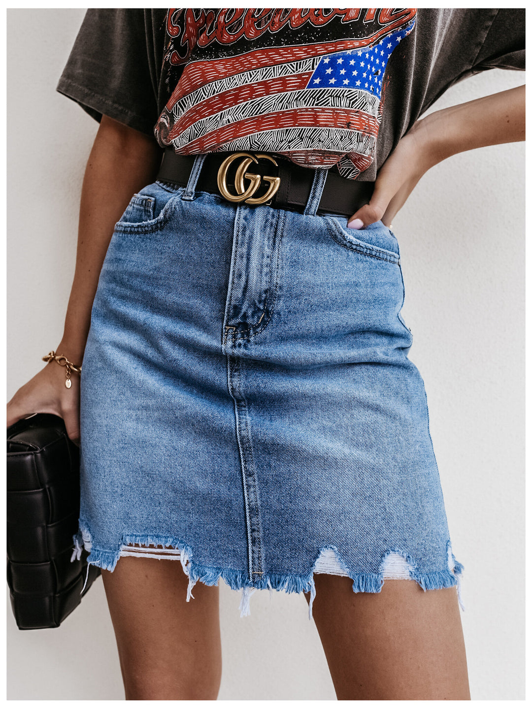 Jupes en jean mini pour femmes dans un style vintage avec ourlet effiloché Levoire