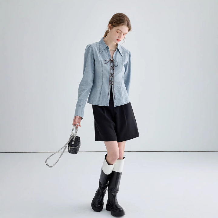 Blouse en jean pour femmes avec décolleté lacé et élégantes manches bouffantes Levoire