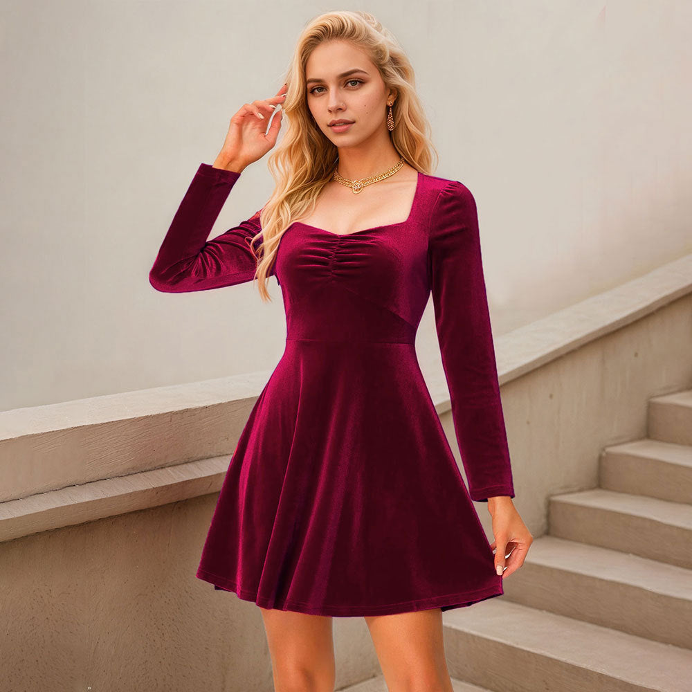 Robe minidress en velours pour femmes avec décolleté carré et manches longues Levoire