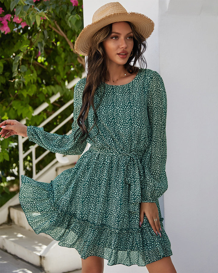Robe mini aérienne pour femmes avec des détails volantés et une ceinture à nouer Levoire
