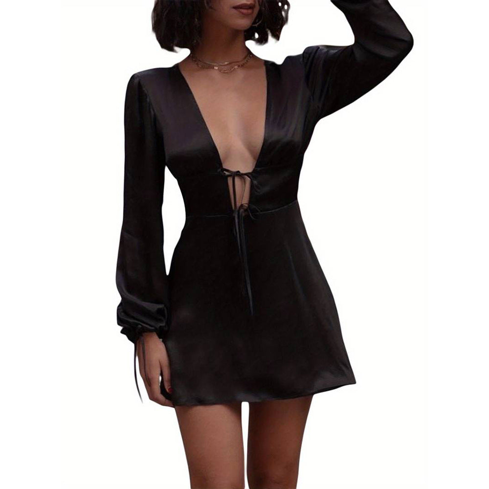 Robe mini chic pour femmes avec décolleté en V et bretelles froncées Levoire