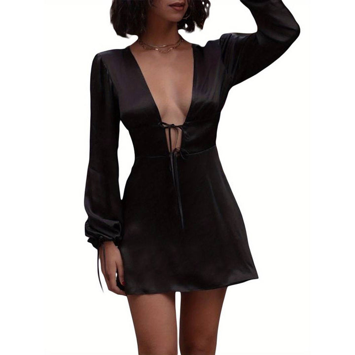Robe mini chic pour femmes avec décolleté en V et bretelles froncées Levoire
