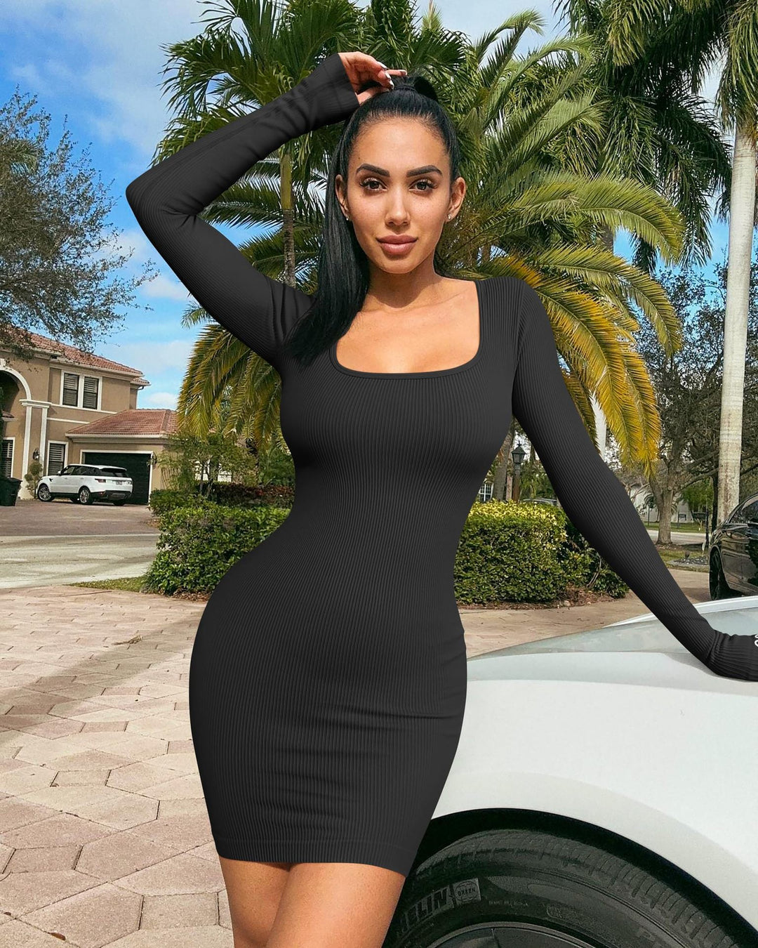 Levoire | Robe mince à manches longues élégante avec décolleté carré noir