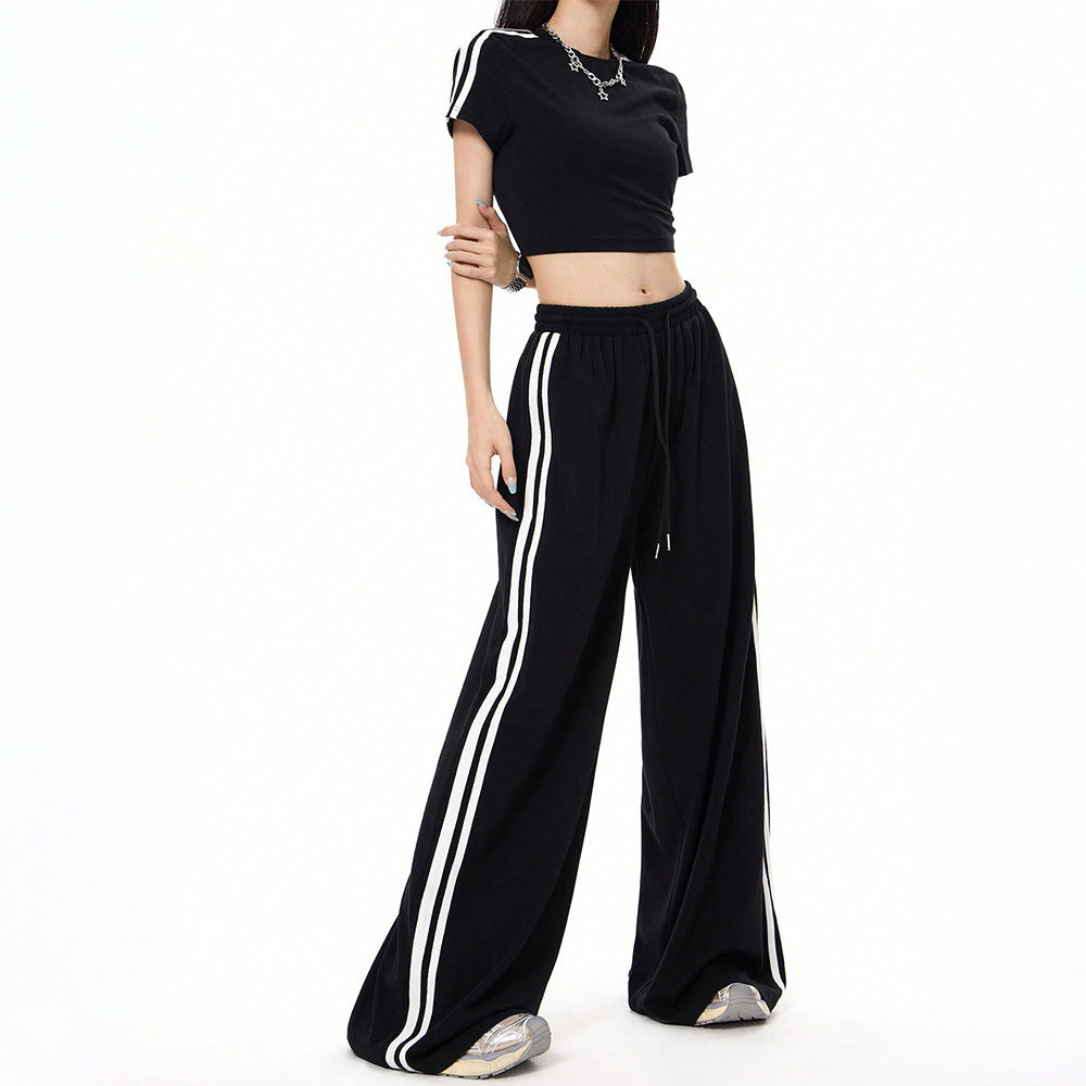 Ensemble sportif féminin composé d'un crop top et de pantalons à coupe ample avec des détails en slip Levoire
