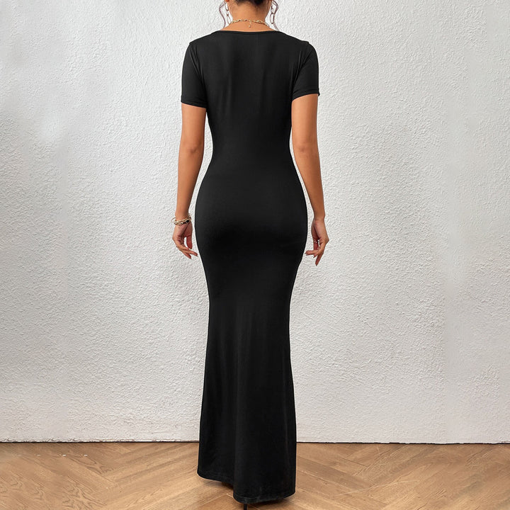 Robe maxi élégante pour femmes avec encolure en U profonde et coupe ajustée Levoire