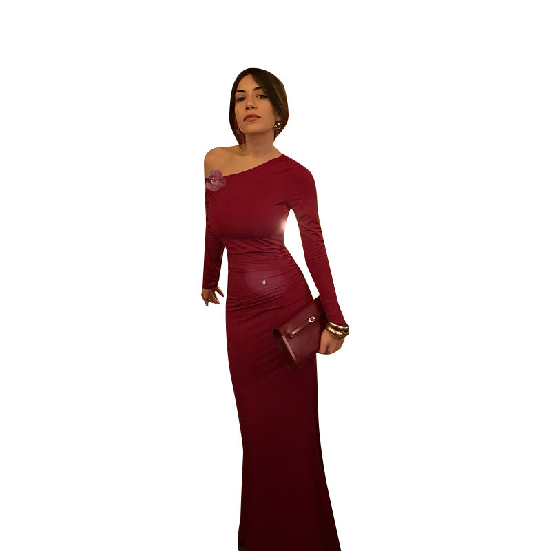 Robe maxi élégante pour femmes avec encolure asymétrique et coupe près du corps Levoire
